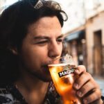 Marc Dubois de profil en train de boire