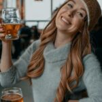 Sophie Laurent tenant un bière